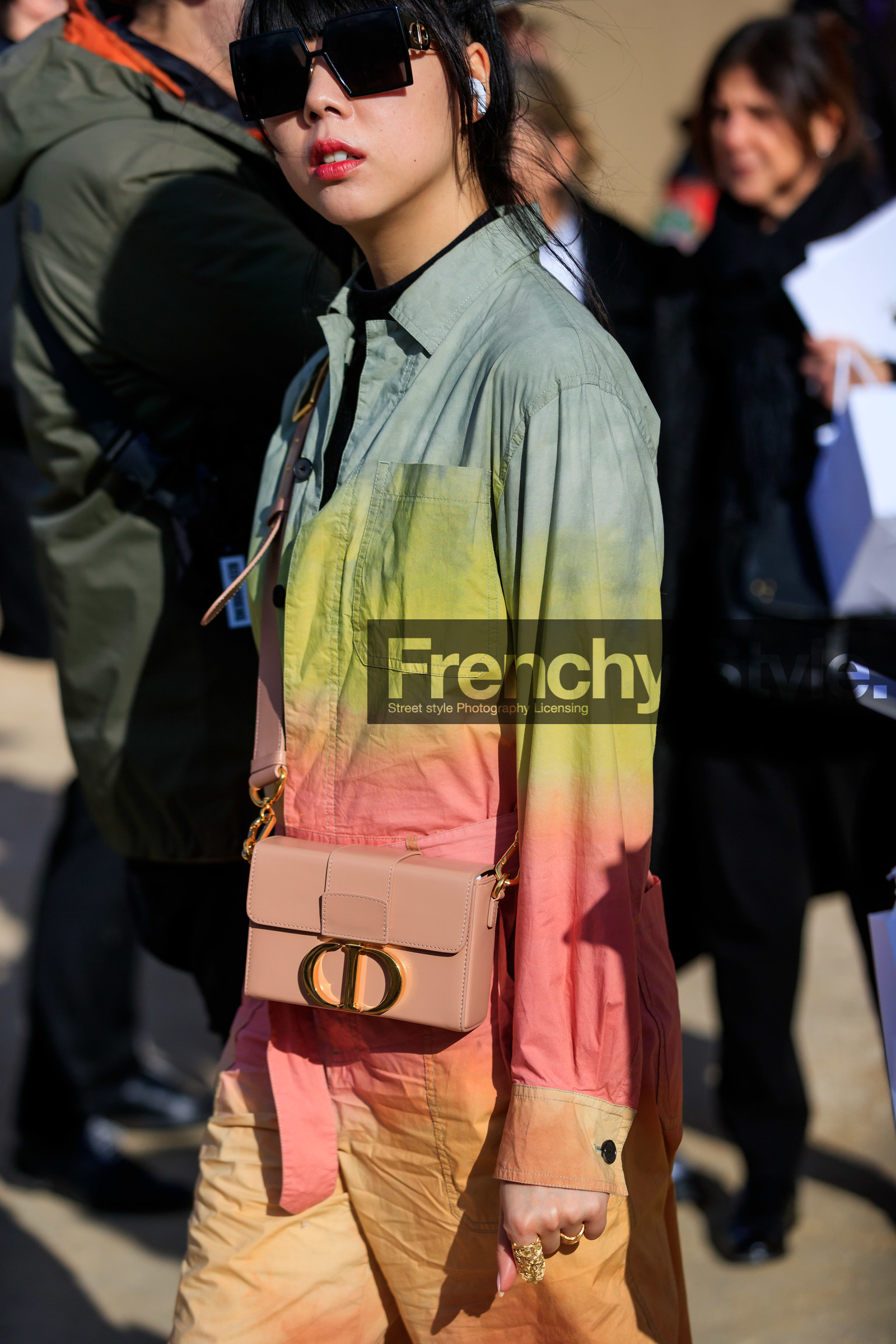 susie lau, big sunglasses, square shape glasses, nude leather bag, light pink leather bag, crossbody bag, multicolor jumpsuit, rainbow jumpsuits, pink jumpsuit, green jumpsuit, yellow jumpsuit, dior bag, dior jumpsuit, dior sunglasses, dior total look, fashion week, frenchystyle, FW, jonathan paciullo, street style, PFW, PARIS, AUTUMN WINTER 2020-2021, FALL WINTER 2020-2021, FW 20-21, vertical, atmosphere details, detail