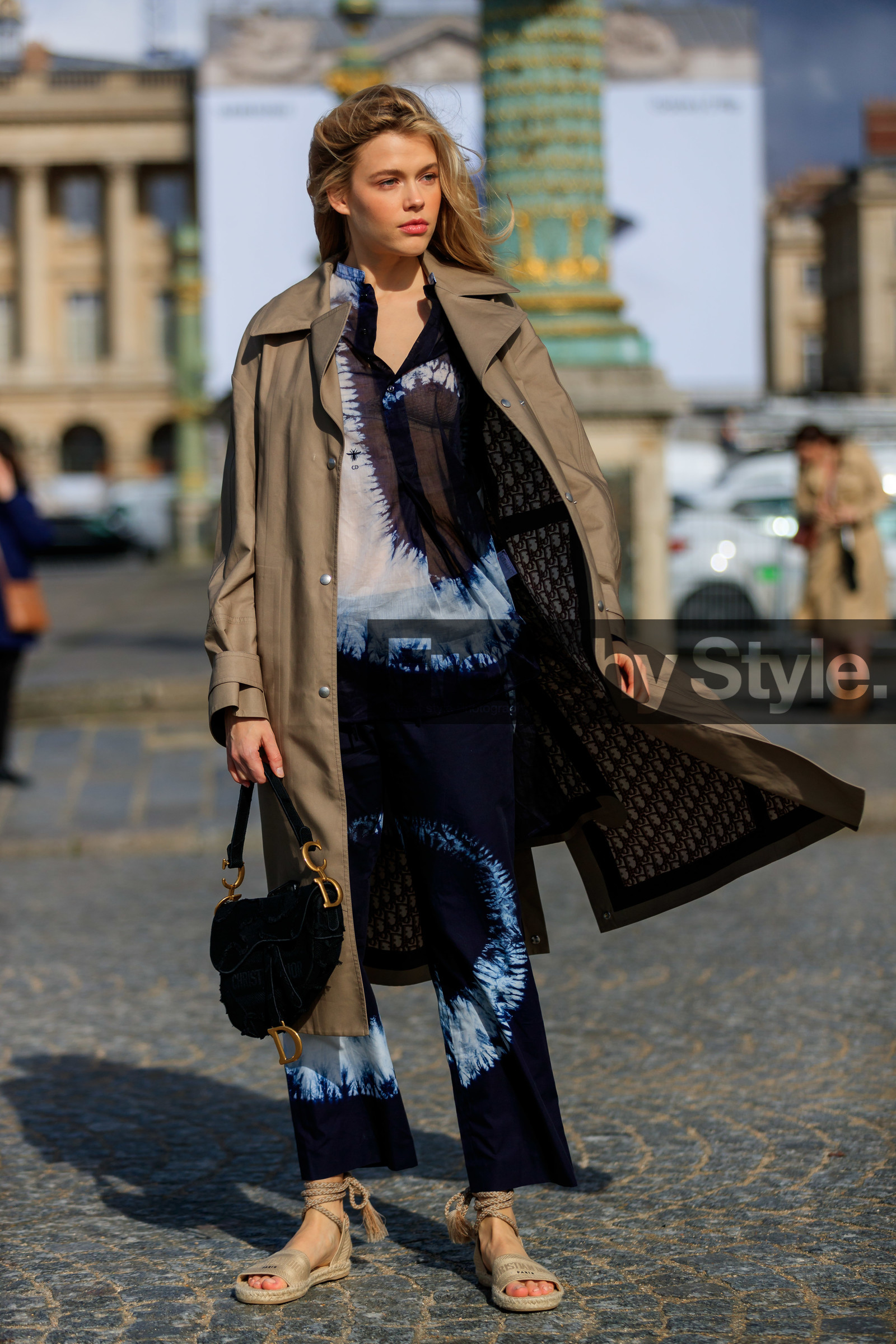 victoria lee, dior bag, dior pants, dior shirt, dior trench coat, dior total look, dior shoes, beige trench coat, navy blue pants, navy blue shirt, tie and dye pants, tie and dye shirt, monogrammed trench coat, beige sandals, straw shoes, multi straps sandals, open toe shoes, flat sandals, black bag, fashion week, frenchystyle, FW, jonathan paciullo, street style, PFW, PARIS, AUTUMN WINTER 2020-2021, FALL WINTER 2020-2021, FW 20-21, vertical, full length