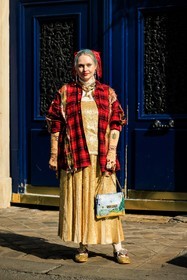 red bow, dyed hair, blue hair, plaid shirt, red shirt, sparkling dress, golden dress, long dress, louis vuitton bag, printed bag, multicolor shoes, golden necklace, animak choker, pearl strass earrings, marine serre globes, multiple rings, white turle neck, kristen bateman, street style, jonathan paciullo, FW, frenchystyle, fashion week, AUTUMN WINTER 2022-2023, FALL WINTER 2022_2023, FW 22-23, PFW, PARIS, full length, vertical