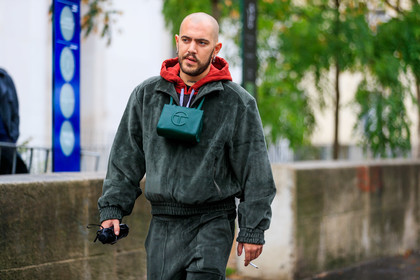 sportswear, kaki hoodie, kaki pants, suede hoodie, suede pants, jogging pants, red hoodie, green leather bag, bag necklace, fashion week, frenchystyle, FW, jonathan paciullo, street style, SPRING SUMMER 2020, SS 20, PFW, PARIS, horizontal, atmosphere details, detail