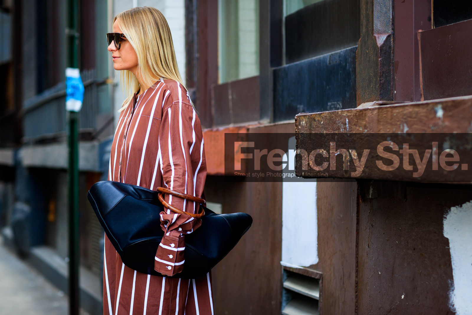 atmosphere details, black bag, brown dress, celine aagaard, detail, fashion week, frenchystyle, FW, graphic bag, graphic dress, graphic shirt, horizontal, jonathan paciullo, leather bag, NEW YORK, NYFW, printed dress, printed shirt, shirt dress, SPRING SUMMER 2018, SS 18, street style, striped shirt, sunglasses