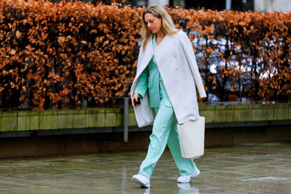 green jacket, green pants, green suit, leather bag, leather shoes, trousers, turquoise, white bag, white coat, white sneakers, street style, jonathan paciullo, FW, frenchystyle, fashion week, LFW, LONDON, AUTUMN WINTER 2018-2019, AW 18-19, FALL WINTER 2018-2019, FW 18-19, horizontal, atmosphere details, full length