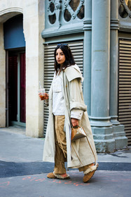 sporty look, black sunglasses, classic trench, ligh grey trench, dior hoodie, white hoodie, camel trousers, assymetric handbag, earth tones bag, multiple necklace, furry slippers, camel slippers, selma kaci sebbagh, street style, jonathan paciullo, FW, frenchystyle, fashion week, AUTUMN WINTER 2022-2023, FALL WINTER 2022_2023, FW 22-23, PFW, PARIS, full length, vertical