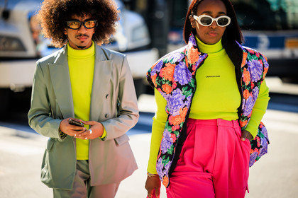 fluorescent turtleneck, calvin klein fluo top, olive green mens suit, fuscia highwaist pants, multicolor flowered sleveless vest, white sunglasses, rayban sunglasses, rings, fashion week, frenchystyle, FW, jonathan paciullo, street style, NYFW, NEW YORK, AUTUMN WINTER 2022-2023, FALL WINTER 2022_2023, FW 22-23, atmosphere details, horizontal