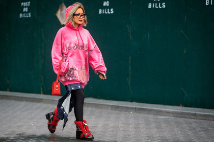 black shoes, blue denim, denim skirt, fur shoes, graphic bag, hoodie, leather bag, leather shoes, off white, oversize, pink sweater, printed bag, red bag, red fur, sunglasses, street style, jonathan paciullo, FW, frenchystyle, fashion week, NYFW, NEW YORK, AUTUMN WINTER 2018-2019, AW 18-19, FALL WINTER 2018-2019, FW 18-19, atmosphere details, horizontal, full length