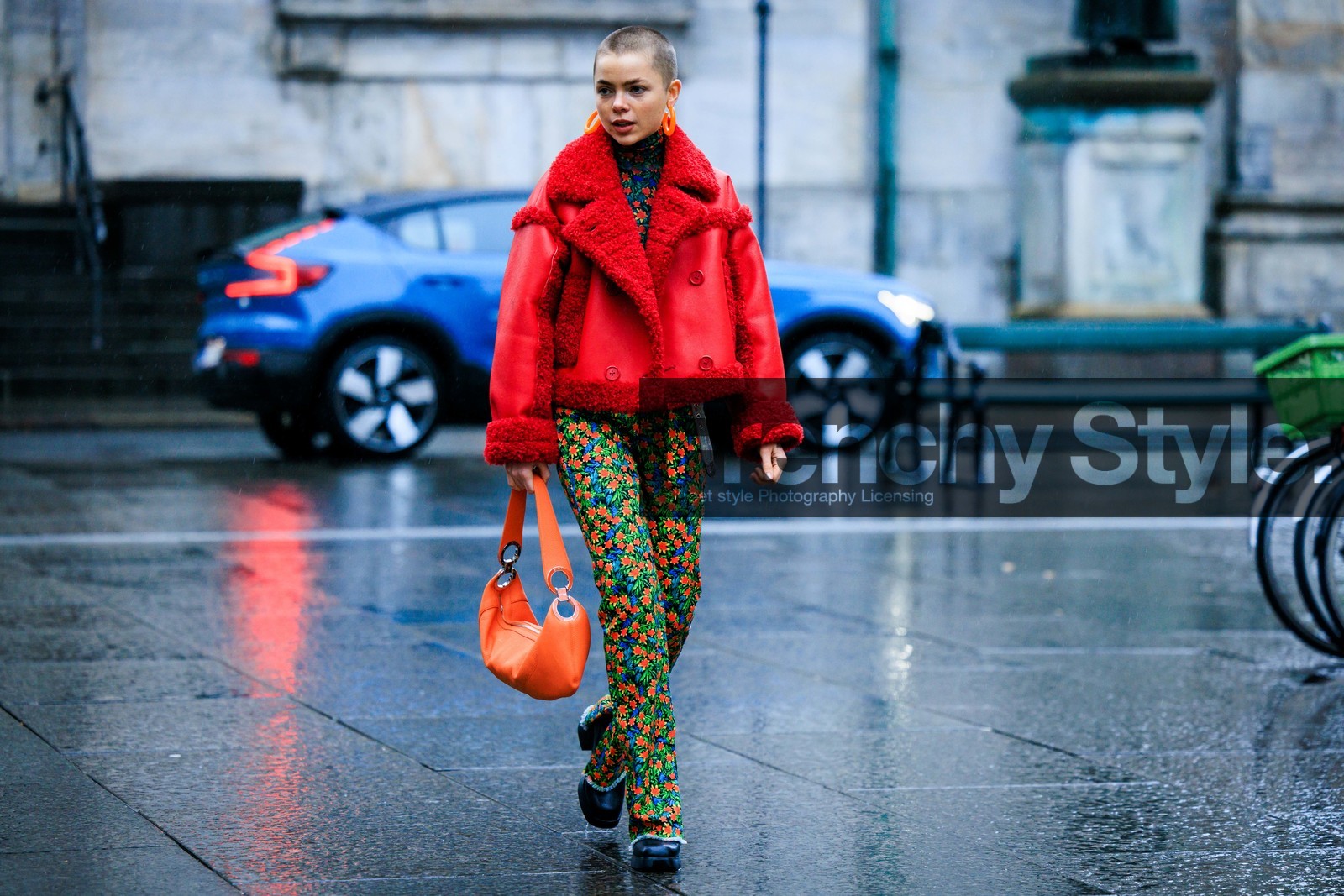 orange handbag, printed pants, flared pants, floral pants, multicolor pants, red jacket, short jacket, furry jacket, leather jacket, orange loops, black boots, pencil bag, silver belt, printed top, floral top, multicolor look, shaved head, fashion week, frenchystyle, FW, jonathan paciullo, street style, CPH, COPENHAGEN, AUTUMN WINTER 2022-2023, FALL WINTER 2022-2023, FW 22-23, horizontal, atmosphere details, full length