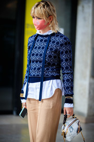 maisie williams, navy blue pullover, beige pants, flare pants, chloe pants, chloe pullover, chloe look, golden bracelet, white blouse, high collar blouse, monogrammed pullover, covid face mask, fashion week, frenchystyle, FW, jonathan paciullo, street style, PFW, PARIS, SPRING SUMMER 2021, SS 21, vertical, atmosphere details, detail
