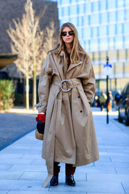 basket, beige coat, black bag, black shoes, flowers, leather bag, leather shoes, oversize, sunglasses, trench coat, street style, jonathan paciullo, FW, frenchystyle, fashion week, LFW, LONDON, AUTUMN WINTER 2018-2019, AW 18-19, FALL WINTER 2018-2019, FW 18-19, vertical, full length, monica ainley
