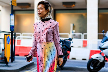 atmosphere details, AUTUMN WINTER 2017-2018, AW 17-18, detail, dyed hair, FALL WINTER 2017-2018, fashion week, frenchystyle, FW, FW 17-18, gucci, horizontal, jonathan paciullo, LFW, LONDON, multicolor dress, pink dress, pleated dress, pleats, printed dress, rainbow, street style