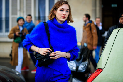 black bag, blue pants, blue sweater, leather bag, prada, trousers, street style, jonathan paciullo, FW, frenchystyle, fashion week, PFW, PARIS, AUTUMN WINTER 2018-2019, FALL WINTER 2018-2019, FW 18-19, horizontal, atmosphere details, model