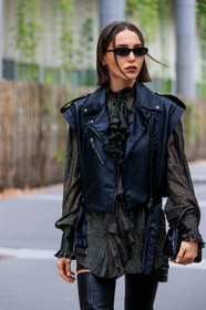 mary leest, black leather perfecto, sleeveless jacket, sleeveless perfecto, ruffle blouse, black blouse, golden blouse, lurex blouse, striped blouse, black sunglasses, black leather bag, mini bag, hand bag, animal skin bag, small sunglasses, futurist shape sunglasses, fashion week, frenchystyle, FW, jonathan paciullo, street style, SPRING SUMMER 2020, SS 20, PFW, PARIS, vertical, atmosphere details, detail