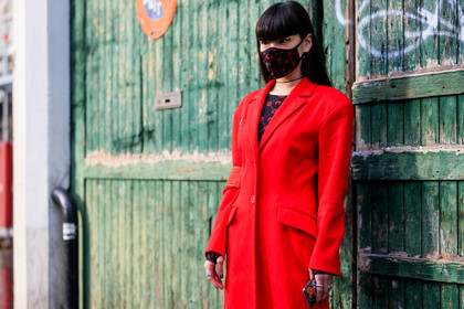 kozue akimoto, red jacket, red top, red mask, black top, black mask, bicolor top, bicolor mask, monogrammed top, monogrammed mask, marine serre jacket, marine serre look, marine serre mask, marine serre bag, marine serre top, long jacket, fashion week, frenchystyle, FW, jonathan paciullo, street style, PFW, PARIS, AUTUMN WINTER 2020-2021, FALL WINTER 2020-2021, FW 20-21, horizontal, detail, atmosphere details