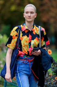 model, black shirt, yellow shirt, short sleeves shirt, floral printed shirt, used jeans, blue jeans, denim, fashion week, frenchystyle, FW, jonathan paciullo, street style, SPRING SUMMER 2020, SS 20, PFW, PARIS, vertical, full length