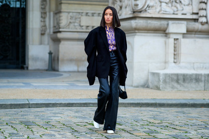 alexandra guerain, black jacket, black jeans, black bag, oversize jacket, oversize shoulder, purple top, white top, geometrical printed top, pleated top, leather pants, leather jeans, flare jeans, denim, fashion week, frenchystyle, FW, jonathan paciullo, street style, PFW, PARIS, SPRING SUMMER 2021, SS 21, horizontal, atmosphere details, full length