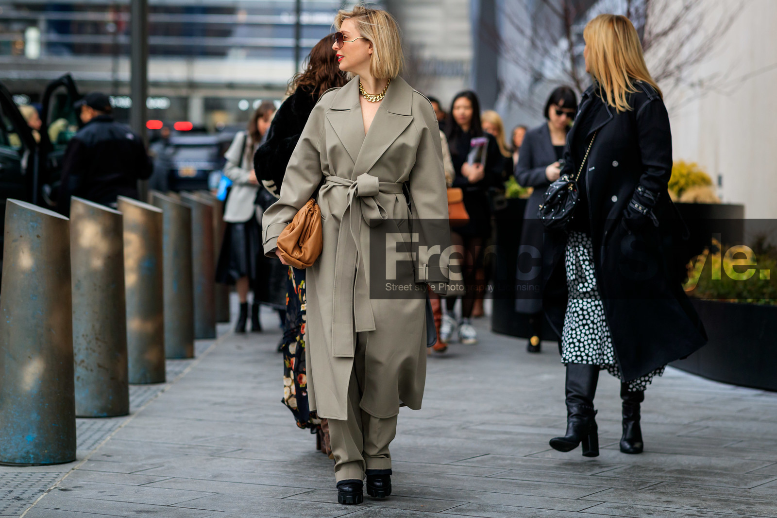 kerry pieri, beige trench coat, beige pants, kaki trench coat, kaki pants, camel leather clutch, bottega veneta bag, belted trench coat, big chain necklace, golden necklace, fashion week, frenchystyle, FW, jonathan paciullo, street style, NYFW, NEW YORK, AUTUMN WINTER 2020-2021, FALL WINTER 2020-2021, FW 20-21, horizontal, atmosphere details, full length