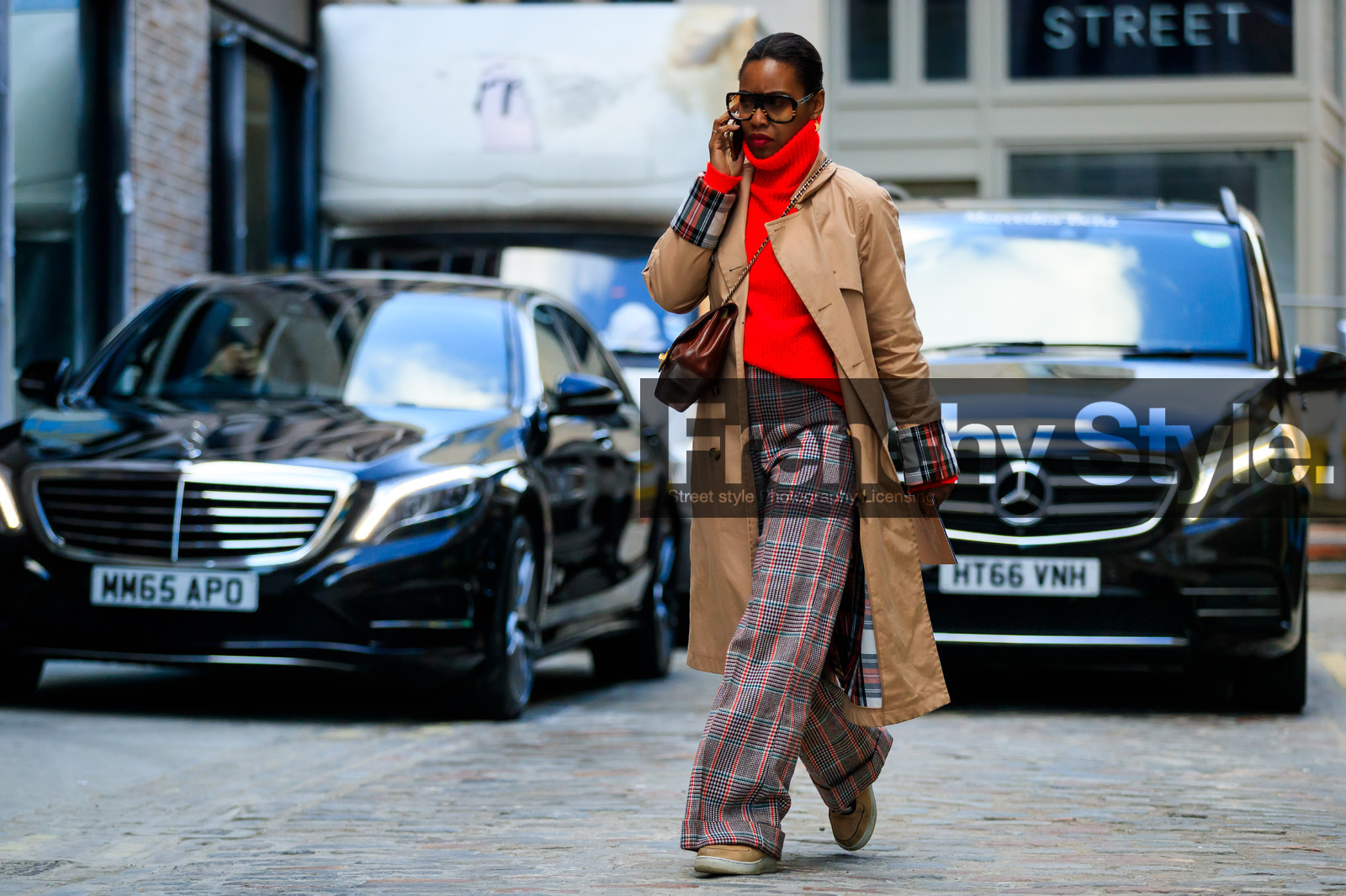 beige coat, brown bag, checked, graphic pants, houndstooth pattern, leather bag, plaid, printed pants, red sweater, sunglasses, tartan, trench coat, trousers, street style, jonathan paciullo, FW, frenchystyle, fashion week, LFW, LONDON, AUTUMN WINTER 2018-2019, AW 18-19, FALL WINTER 2018-2019, FW 18-19, horizontal, atmosphere details, full length
