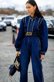 denim, denim jumpsuit, blue jumpsuit, used jumpsuits, zipped jumpsuit, long sleeves jumpsuit, belted jumpsuit, flare jumpsuits, loose jumpsuit, black leather belt, navy blue bag, used bag, hand bag, dior bag, dior jumpsuit, dior belt, dior ring, dior earrings, hand jewellery, plaited belt, golden buckle belt, fashion week, frenchystyle, FW, jonathan paciullo, street style, PFW, PARIS, AUTUMN WINTER 2020-2021, FALL WINTER 2020-2021, FW 20-21, vertical, atmosphere details, detail