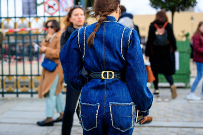 denim, denim jumpsuit, blue jumpsuit, zipped jumpsuit, long sleeves jumpsuit, used jumpsuits, belted jumpsuit, black leather belt, plaited belt, back details, dior belt, dior jumpsuit, dior total look, fashion week, frenchystyle, FW, jonathan paciullo, street style, PFW, PARIS, AUTUMN WINTER 2020-2021, FALL WINTER 2020-2021, FW 20-21, horizontal, detail, atmosphere details