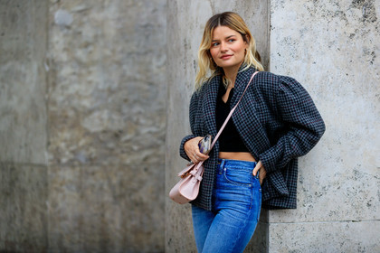 sabina socol, grey jacket, checked jacket, balloon sleeves, blue jeans, denim, delvaux bag, crossbody bag, light pink leather bag, used jeans, black leather boots, fashion week, frenchystyle, FW, jonathan paciullo, street style, PFW, PARIS, horizontal, atmosphere details, detail