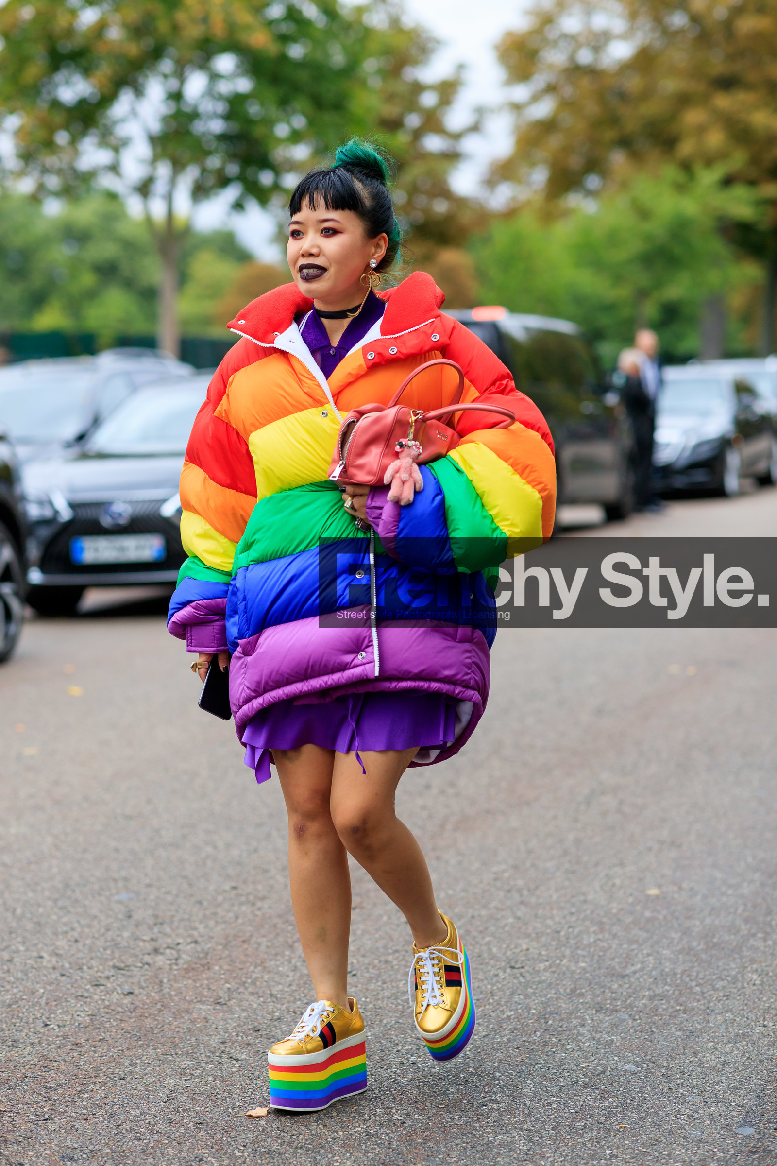 rainbow look, rainbow coat, rainbow shoes, platform shoes, green hair, black lipstick, dangling earrings, strassed earrings, prada bag, red leather bag, gucci shoes, golden shoes, fashion week, frenchystyle, FW, jonathan paciullo, street style, SPRING SUMMER 2020, SS 20, PFW, PARIS, vertical, full length