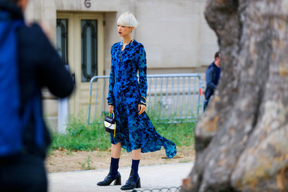 chloe necklace, chloe bag, black leather bag, black leather boots, white leather bag, animal skin bag, hand bag, blue boots, socks boots, blue dress, brocart dress, black dress, floral embroidered dress, velvet dress, silk dress, long sleeves dress, button dress, drape dress, split dress, asymmetrical dress, chloe look, chloe dress, fashion week, frenchystyle, FW, jonathan paciullo, street style, SPRING SUMMER 2020, SS 20, PFW, PARIS, horizontal, atmosphere details, full length