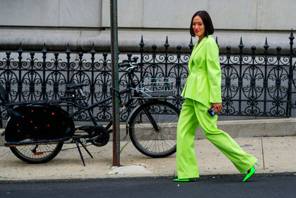 green jacket, green pants, green shoes, high heels, leather shoes, neon, red lips, Tiffany Hsu, tone on tone, total look green, trousers, street style, jonathan paciullo, FW, frenchystyle, fashion week, NEW YORK, NYFW, SPRING SUMMER 2020, SS 20, horizontal, atmosphere details, full length