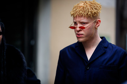 blue jacket, sunglasses, street style, jonathan paciullo, FW, frenchystyle, fashion week, PFW, PARIS, AUTUMN WINTER 2018-2019, FALL WINTER 2018-2019, FW 18-19, horizontal, atmosphere details