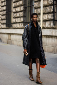 black coat, leather coat, black dress, hoodie dress, cowboy boots, brown bootines, short hair, black handbag, model, street style, jonathan paciullo, FW, frenchystyle, fashion week, AUTUMN WINTER 2022-2023, FALL WINTER 2022_2023, FW 22-23, PARIS, PFW, full length, vertical