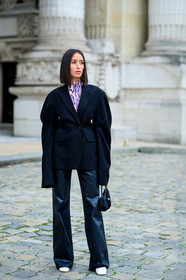 alexandra guerain, black jacket, black jeans, black bag, oversize jacket, oversize shoulder, purple top, white top, geometrical printed top, pleated top, leather pants, leather jeans, flare jeans, denim, fashion week, frenchystyle, FW, jonathan paciullo, street style, PFW, PARIS, SPRING SUMMER 2021, SS 21, vertical, full length