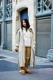 sporty look, black sunglasses, classic trench, ligh grey trench, dior hoodie, white hoodie, camel trousers, assymetric handbag, earth tones bag, multiple necklace, furry slippers, camel slippers, selma kaci sebbagh, street style, jonathan paciullo, FW, frenchystyle, fashion week, AUTUMN WINTER 2022-2023, FALL WINTER 2022_2023, FW 22-23, PFW, PARIS, full length, vertical