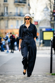 grey hair, black jumpsuit, buttones jumpsuit, black heels, black sunglasses, miniam look, sarah harris, street style, jonathan paciullo, FW, frenchystyle, fashion week, AUTUMN WINTER 2022-2023, FALL WINTER 2022_2023, FW 22-23, PFW, PARIS, full length, vertical
