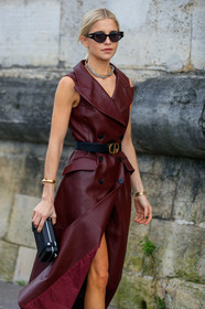 caro daur, burgundy leather trenchcoat, burgundy leather dress, sleeveless jacket, sleeveless dress, sleeveless trench coat, jacket dress, split dress, long dress, long jacket, belted dress, belted jacket, button dress, black leather belt, black sunglasses, black bag, box bag, bottega veneta sunglasses, butterfly sunglasses, golden necklace, golden bracelet, diamond necklace, dior bag, dior belt, dior dress, dior jacket, dior trench coat, dior total look, leather trench coat, leather dress, burgundy dress, burgundy trenchcoat, fashion week, frenchystyle, FW, jonathan paciullo, street style, PFW, PARIS, AUTUMN WINTER 2020-2021, FALL WINTER 2020-2021, FW 20-21, vertical, atmosphere details, detail
