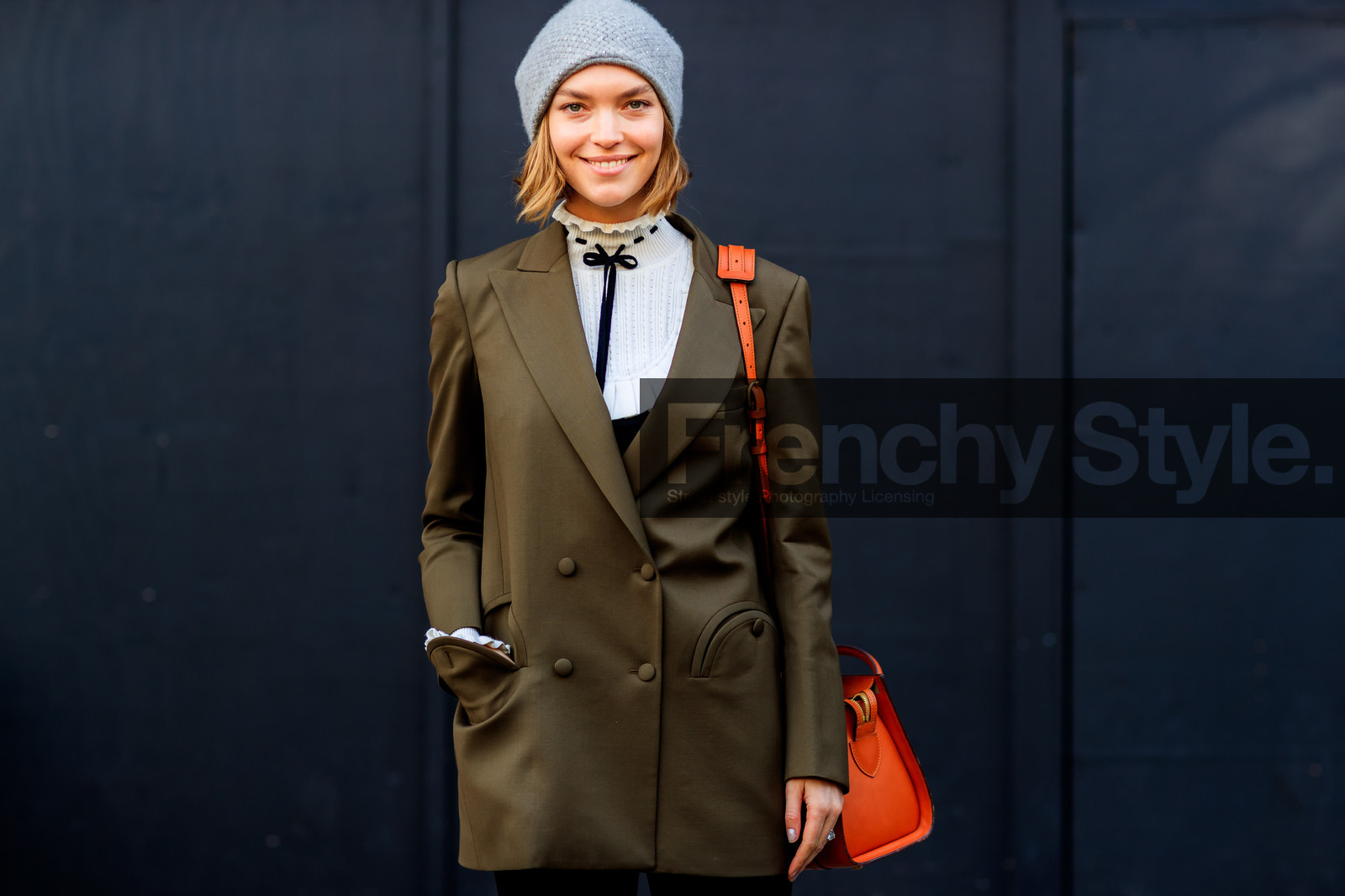 blazer, green jacket, grey beanie, leather bag, orange bag, white knit, fashion week, frenchystyle, FW, jonathan paciullo, street style, LFW, LONDON, AUTUMN WINTER 2018-2019, AW 18-19, FALL WINTER 2018-2019, FW 18-19, horizontal, atmosphere details, detail, arizona muse, model