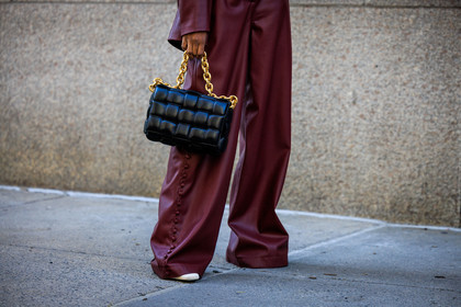 details, bottega veneta bag, bottega veneta, burgundy wide leg pants, fashion week, frenchystyle, FW, jonathan paciullo, street style, NYFW, NEW YORK, AUTUMN WINTER 2022-2023, FALL WINTER 2022_2023, FW 22-23, atmosphere details, horizontal