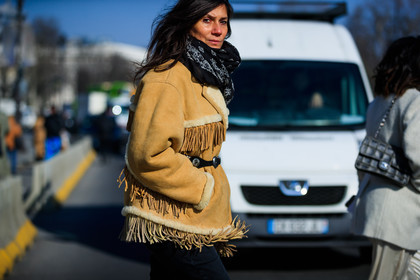 beige jacket, black bandana, black belt, fringes, leather jacket, shearling, street style, jonathan paciullo, FW, frenchystyle, fashion week, PFW, PARIS, AUTUMN WINTER 2018-2019, FALL WINTER 2018-2019, FW 18-19, horizontal, atmosphere details, Emmanuelle Alt