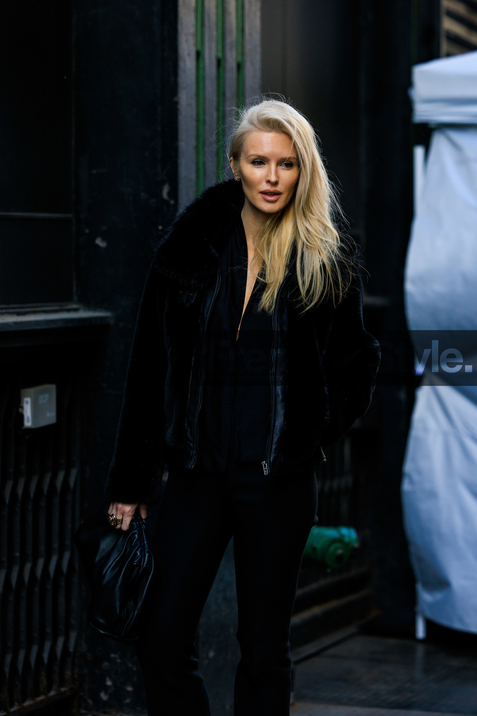 black full look, leather pouch, black pouch, furry jacket, black short coat, furry winter look, black pants, black shirt, kate davidson hudson, fashion week, frenchystyle, FW, jonathan paciullo, street style, NYFW, NEW YORK, AUTUMN WINTER 2022-2023, FALL WINTER 2022_2023, FW 22-23, vertical, atmosphere details