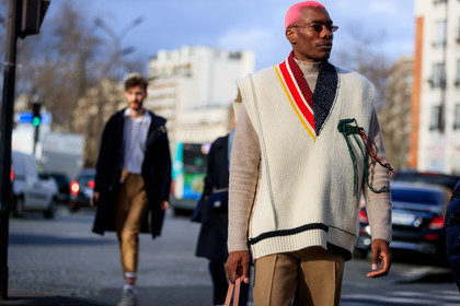 lacoste total look, lacoste pants, lacoste pullover, white pullover, sleeveless pullover, oversize pullover, striped pullover, green pullover, orange pullover, beige pants, grey pullover, asymetrical pullover, pink hair, small sunglasses, metalic frame sunglasses, beige pullover, nose piercing, fashion week, frenchystyle, FW, jonathan paciullo, street style, PFW, PARIS, horizontal, atmosphere details, detail