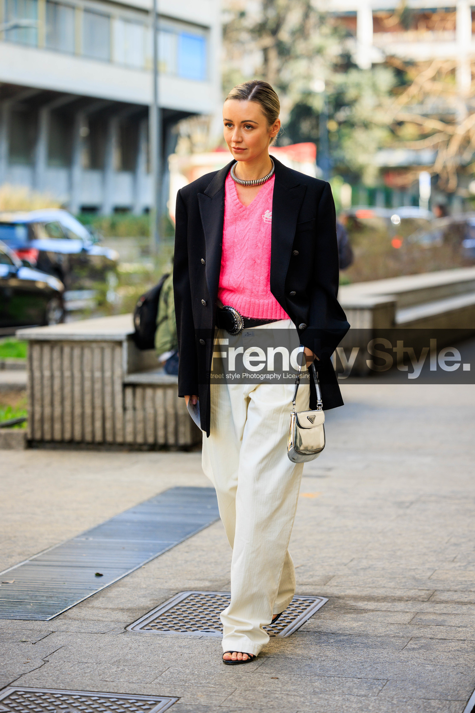 pink jumper, knitted jumper, baggy trousers, white pants, sandals, silve bag, prada bag, silver choker, black blazer, black belt, big buckle belt, nataly osmann, street style, jonathan paciullo, FW, frenchystyle, fashion week, MFW, MILAN, FALL WINTER 2022_2023, AUTUMN WINTER 2022-2023, FW 22-23, vertical, full length