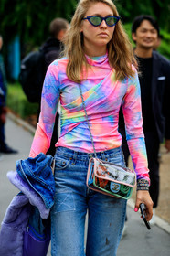 jessica minkoff, dior bracelet, lucky charm bracelet, tie and dye top, high collar top, pink top, lilac top, drape top, technical fabric top, tight top, long sleeves top, chanel bag, sheer bag, quilted bag, crossbody bag, denim, denim jacket, light blue jeans, used jeans, fur collar jacket, lilac jacket, fashion week, frenchystyle, FW, jonathan paciullo, street style, SPRING SUMMER 2020, SS 20, PFW, PARIS, vertical, atmosphere details, detail