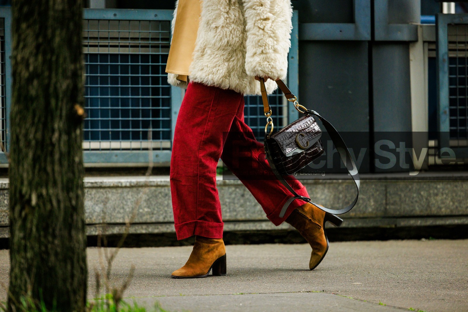 details, croco bag, chloe handbag, brown boots, red jumpsuit, street style, jonathan paciullo, FW, frenchystyle, fashion week, AUTUMN WINTER 2022-2023, FALL WINTER 2022_2023, FW 22-23, PFW, PARIS, horizontal, atmosphere details, detail