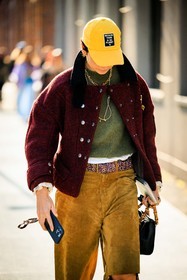 yellow cap, green jumper, baseball jacket, burgundy jacket, mutliple chains, yellow msutands pants, shiny belt, black handbag, bamboo gucci hanbag, leather handbag, bag, gucci, black shoes, leather boots, iphone, details, eva geraldine fontanelli, street style, jonathan paciullo, FW, frenchystyle, fashion week, MFW, MILAN, FALL WINTER 2022_2023, AUTUMN WINTER 2022-2023, FW 22-23, vertical, atmosphere details