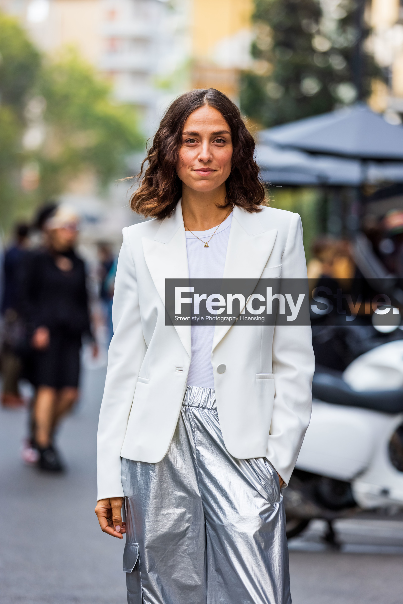 blazer, Erika Boldrin, large pants, pants, sliver pants, white blazer, white t-shirt, fashion week, frenchystyle, FW, jonathan paciullo, street style, MFW, MILAN, SPRING SUMMER 2022, SS 22, vertical, atmosphere details, detail
