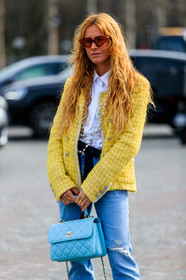 blanca miro scrimieri, light blue leather bag, light blue jeans, yellow jacket, tweed jacket, quilted bag, hand bag, chanel bag, chanel jacket, chanel necklace, long necklace, pearl necklace, logo necklace, strassed necklace, multi necklace, white shirt, futurist shape sunglasses, smoked sunglasses, used jeans, denim, fashion week, frenchystyle, FW, jonathan paciullo, street style, PFW, PARIS, vertical, atmosphere details, detail