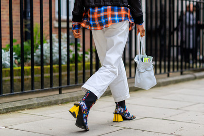 high heels, leather bag, leather shoes, multicolor shoes, printed shoes, trousers, white bag, white pants, yellow heels, street style, jonathan paciullo, FW, frenchystyle, fashion week, LFW, LONDON, AUTUMN WINTER 2018-2019, AW 18-19, FALL WINTER 2018-2019, FW 18-19, horizontal, atmosphere details, detail, donna wallace