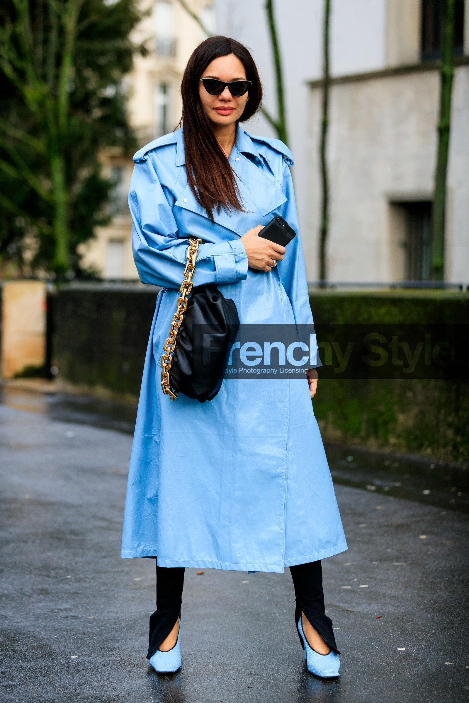 light blue leather shoes, light blue trench coat, black leather bag, black pants, black sunglasses, split pants, bottega veneta bag, bottega veneta shoes, golden chain strap bag, eyecat sunglasses, fashion week, frenchystyle, FW, jonathan paciullo, street style, PFW, PARIS, vertical, full length