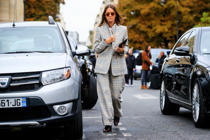 emily zak, checked jacket, checked pants, checked suits, light beige jacket, light beige suits, light beige pants, orange sunglasses, loose pants, fashion week, frenchystyle, FW, jonathan paciullo, street style, SPRING SUMMER 2020, SS 20, PFW, PARIS, horizontal, atmosphere details, full length