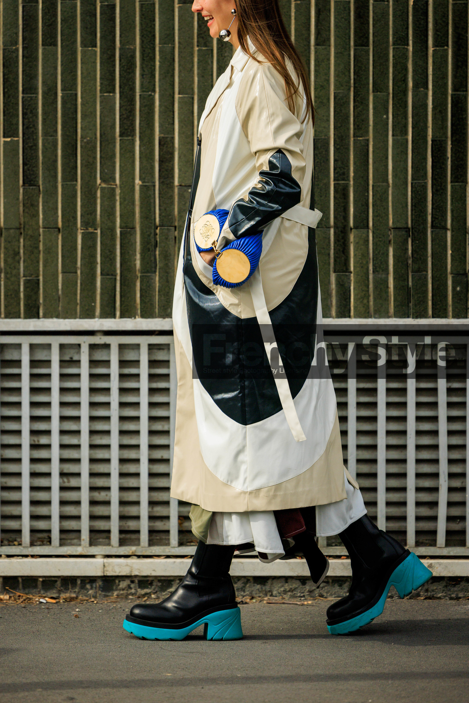 bottega veneta, bottega veneta boots, black boots, chunky boots, leather trench multicolor trench, blue clutch, wrist bag, beige trench, silver ball earrings, street style, jonathan paciullo, FW, frenchystyle, fashion week, MFW, MILAN, FALL WINTER 2022_2023, AUTUMN WINTER 2022-2023, FW 22-23, vertical, atmosphere details