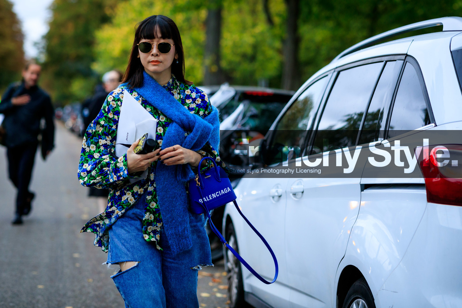 maiko shibata, metalic frame sunglasses, round shape sunglasses, balenciaga bag, mini bag, blue leather bag, hand bag, floral printed shirt, blue shirt, blue pullover, blue jeans, used jeans, loose jeans, fashion week, frenchystyle, FW, jonathan paciullo, street style, SPRING SUMMER 2020, SS 20, PFW, PARIS, horizontal, atmosphere details, detail