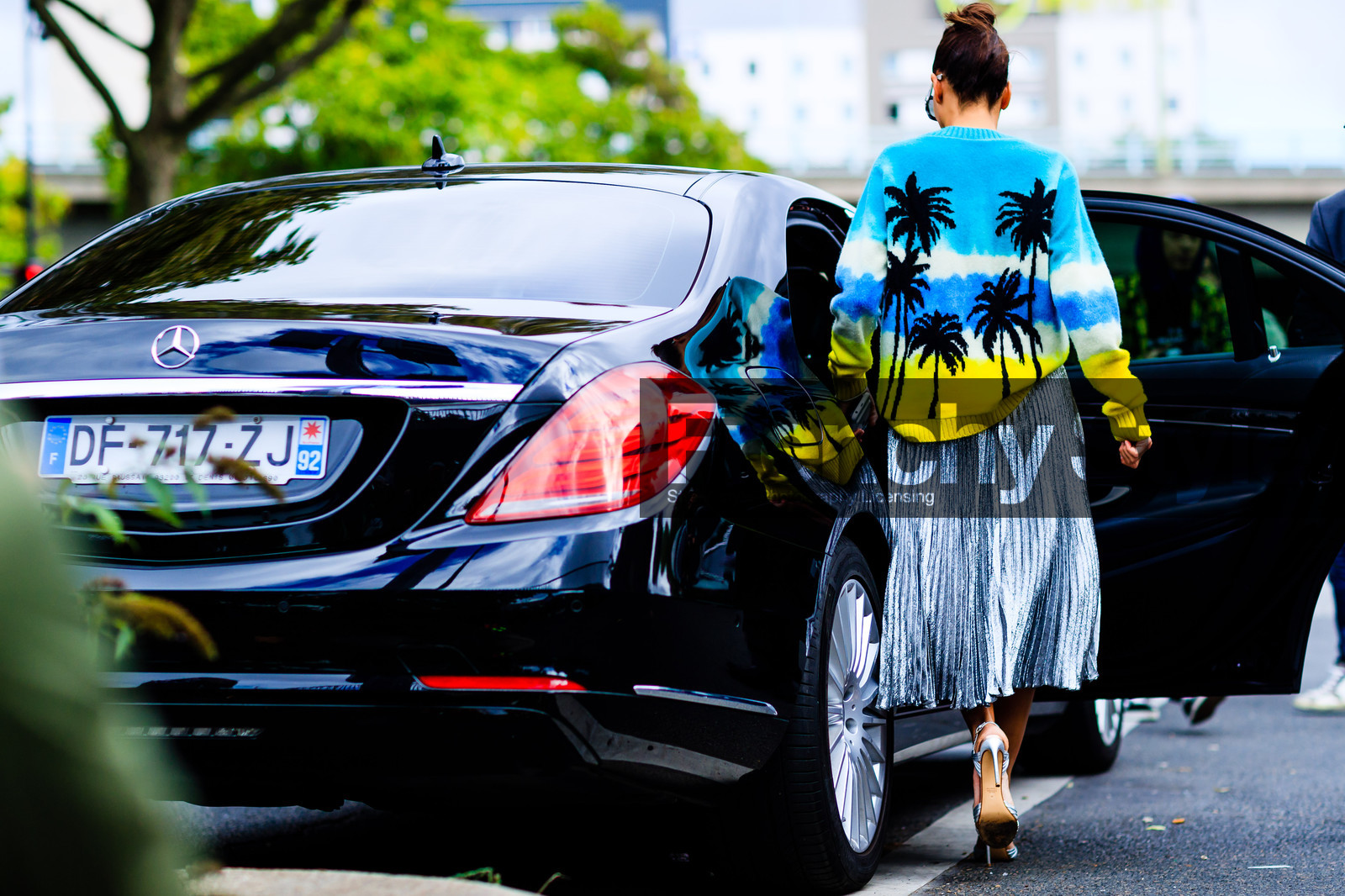 atmosphere details, back detail, blue sweater, fashion week, frenchystyle, full length, FW, giovanna battaglia, high heels, horizontal, jonathan paciullo, leather shoes, PARIS, PFW, pleated skirt, printed sweater, shiny shoes, shiny skirt, silver, silver shoes, silver skirt, SPRING SUMMER 2017, SS 17, street style, tie & die, turquoise, yellow