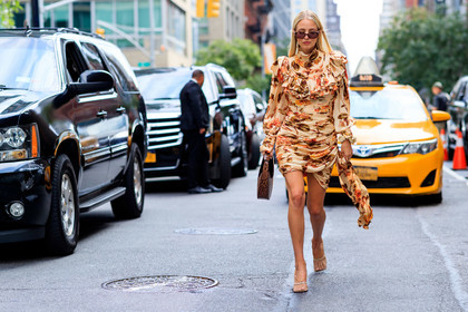 animal print, beige dress, beige shoes, bottega veneta, brown bag, fishnet, floral, flowers, graphic dress, high heels, leather shoes, leonie hanne, printed dress, ruffles, snake print, sunglasses, street style, jonathan paciullo, FW, frenchystyle, fashion week, NEW YORK, NYFW, SPRING SUMMER 2020, SS 20, horizontal, atmosphere details, full length